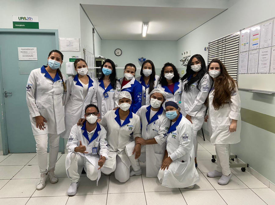 Grupo de médicos e uma equipe de enfermagem de pé juntos em